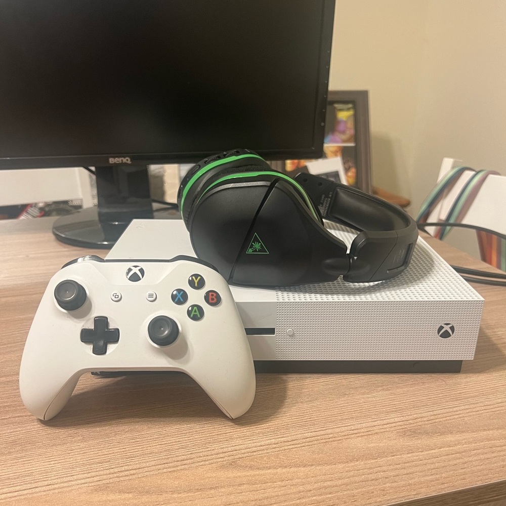 Come with: Power cable. HDMI cable. Controller. Turtle Beach Headset.
